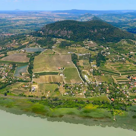Hegy Es Balaton Vendeghaz * Badacsonytördemic